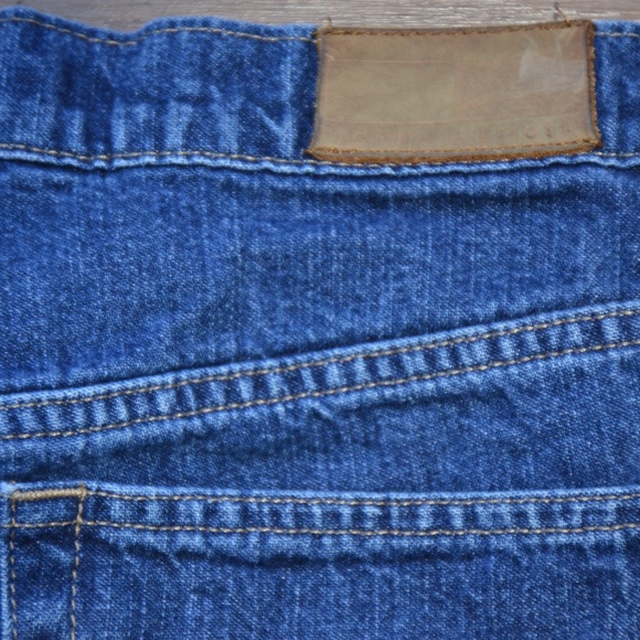 WINTER SALE: Classic Tommy Hilfiger Jean Shorts - Picture 7 of 7